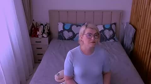Snapshot of sabrinamacmarren chatting on 06/15/26, 01:13 Sabrina MacMarren online show from 06/15/26, 01:13