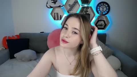 Snapshot of sabrinviolet chatting on 02/23/25, 12:16 Sabrina Violet online show from 02/23/25, 12:16