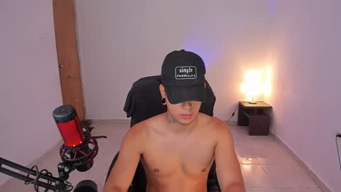 Snapshot of saenz_hotx chatting on 10/21/25, 11:27 saenz_hotx online show from 10/21/25, 11:27