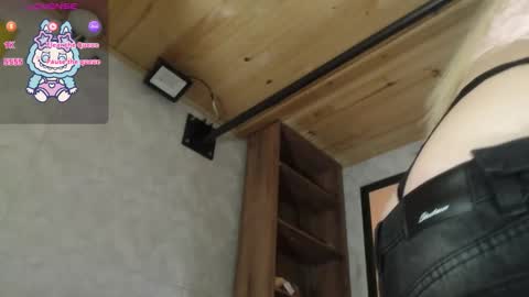 Snapshot of sally23_ chatting on 10/22/25, 02:06 salloy online show from 10/22/25, 02:06