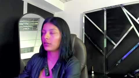 salmaportman_ online show from 10/19/25, 04:02