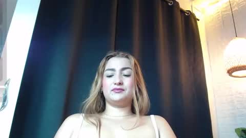 Snapshot of salome__lopez_ chatting on 09/25/25, 01:48 SALOME online show from 09/25/25, 01:48