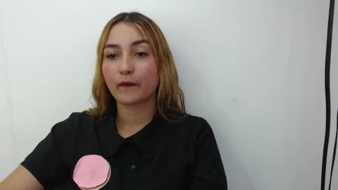 Snapshot of salome__lopez_ chatting on 12/01/25, 04:23 SALOME online show from 12/01/25, 04:23
