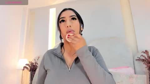 Snapshot of salomebell chatting on 10/28/25, 07:49 online show from 10/28/25, 07:49