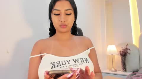 Snapshot of salomebell chatting on 11/18/25, 08:46 online show from 11/18/25, 08:46