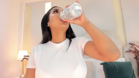 Snapshot of salomebell chatting on 12/01/25, 08:14 online show from 12/01/25, 08:14