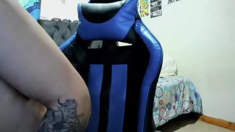 Snapshot of salvatore_dereck chatting on 02/19/25, 12:57 online show from 02/19/25, 12:57