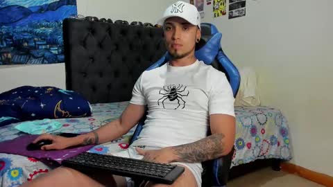 Snapshot of salvatore_dereck chatting on 03/01/25, 01:11 online show from 03/01/25, 01:11
