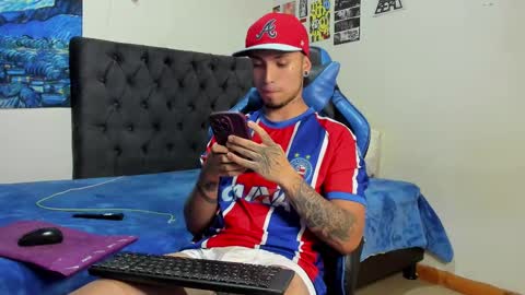 Snapshot of salvatore_dereck chatting on 03/05/25, 01:21 online show from 03/05/25, 01:21