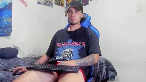 Snapshot of salvatore_dereck chatting on 10/17/25, 01:20 online show from 10/17/25, 01:20