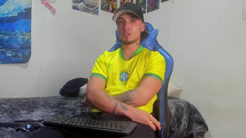 Snapshot of salvatore_dereck chatting on 10/18/25, 01:08 online show from 10/18/25, 01:08
