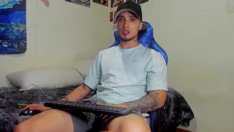Snapshot of salvatore_dereck chatting on 10/20/25, 01:17 online show from 10/20/25, 01:17