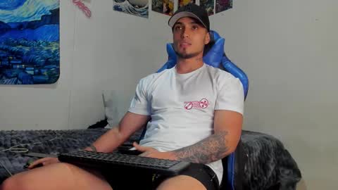 Snapshot of salvatore_dereck chatting on 10/22/25, 01:28 online show from 10/22/25, 01:28
