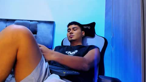 Snapshot of sam_knight_ chatting on 12/18/25, 01:22 SAM online show from 12/18/25, 01:22