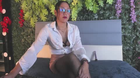 Snapshot of samantha__cooper__ chatting on 01/15/25, 11:32 Samantha  online show from 01/15/25, 11:32
