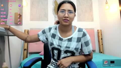 Snapshot of samantha_fox8 chatting on 11/17/25, 12:33 online show from 11/17/25, 12:33