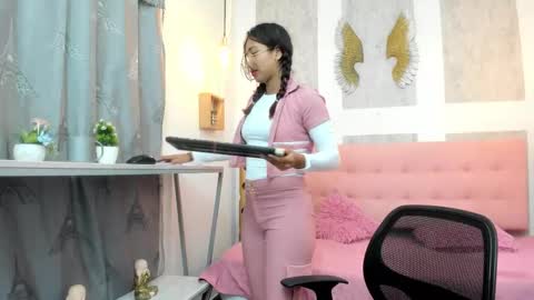 Snapshot of samantha_fox8 chatting on 11/18/25, 10:41 online show from 11/18/25, 10:41