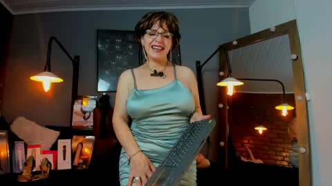 Snapshot of samantha_mature56 chatting on 04/18/26, 02:26 Sam online show from 04/18/26, 02:26