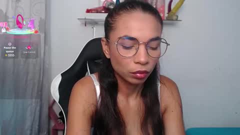 Snapshot of samanthaa_queen chatting on 11/26/25, 01:01 sam online show from 11/26/25, 01:01