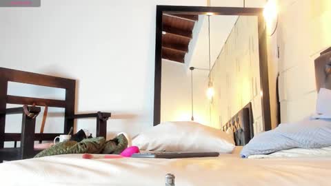 Alejandra  online show from 11/30/25, 12:09