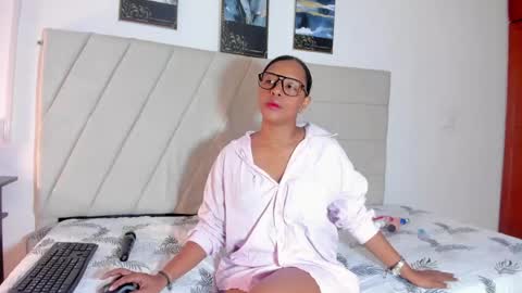 samaraa_smith1 online show from 05/19/26, 12:11