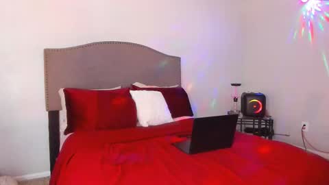 Snapshot of samatha1998 chatting on 11/25/25, 07:58 Yaya online show from 11/25/25, 07:58