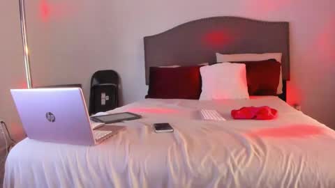 Snapshot of samatha1998 chatting on 12/13/25, 11:10 Yaya online show from 12/13/25, 11:10