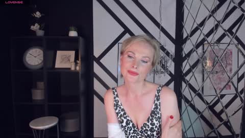 Snapshot of sandra_kind chatting on 02/08/25, 08:52 Sandra online show from 02/08/25, 08:52