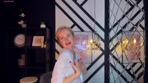 Snapshot of sandra_kind chatting on 02/09/25, 08:44 Sandra online show from 02/09/25, 08:44