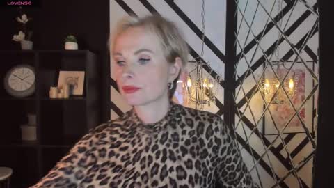 Snapshot of sandra_kind chatting on 02/12/25, 08:38 Sandra online show from 02/12/25, 08:38