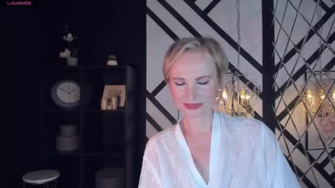 Snapshot of sandra_kind chatting on 02/13/25, 12:00 Sandra online show from 02/13/25, 12:00