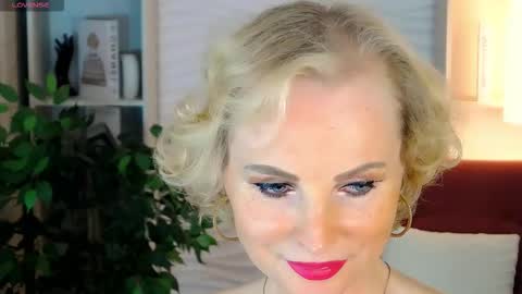 Snapshot of sandra_kind chatting on 09/14/25, 06:01 Sandra online show from 09/14/25, 06:01