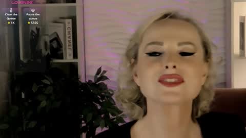 Snapshot of sandra_kind chatting on 10/23/25, 06:02 Sandra online show from 10/23/25, 06:02