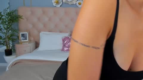 Snapshot of sandrazoe chatting on 09/15/25, 03:17 San online show from 09/15/25, 03:17