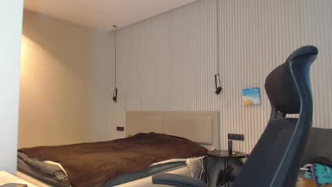 Snapshot of sandro_best chatting on 02/18/25, 12:28 DeAlex online show from 02/18/25, 12:28