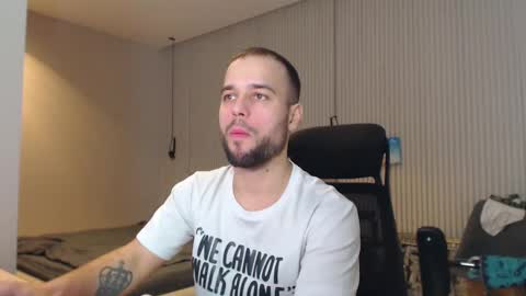 Snapshot of sandro_best chatting on 02/23/25, 11:00 DeAlex online show from 02/23/25, 11:00