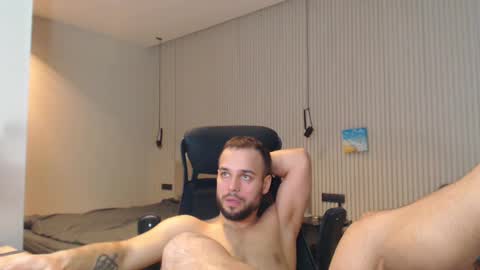 Snapshot of sandro_best chatting on 02/28/25, 12:42 DeAlex online show from 02/28/25, 12:42