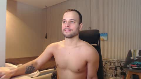 Snapshot of sandro_best chatting on 03/07/25, 02:01 DeAlex online show from 03/07/25, 02:01