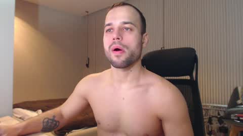 Snapshot of sandro_best chatting on 03/08/25, 11:37 DeAlex online show from 03/08/25, 11:37