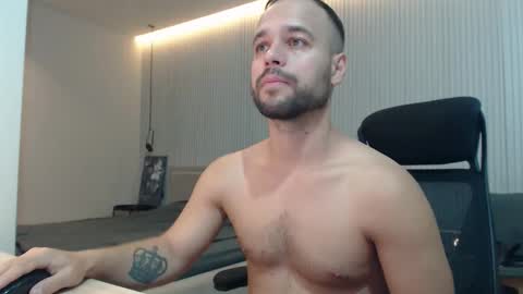 Snapshot of sandro_best chatting on 09/25/25, 09:24 DeAlex online show from 09/25/25, 09:24