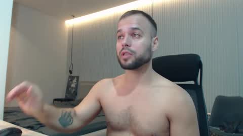 Snapshot of sandro_best chatting on 09/28/25, 10:42 DeAlex online show from 09/28/25, 10:42