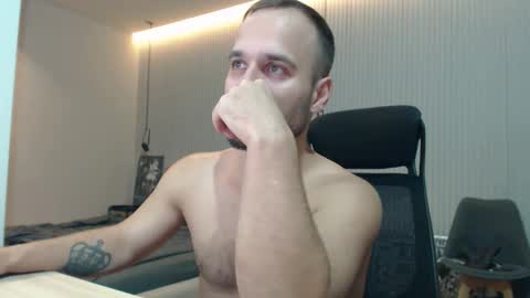 Snapshot of sandro_best chatting on 10/03/25, 07:55 DeAlex online show from 10/03/25, 07:55