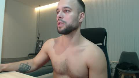 Snapshot of sandro_best chatting on 10/04/25, 10:46 DeAlex online show from 10/04/25, 10:46