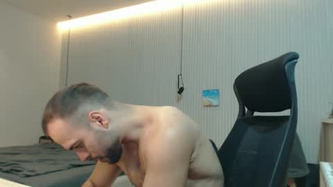 Snapshot of sandro_best chatting on 10/05/25, 10:24 DeAlex online show from 10/05/25, 10:24