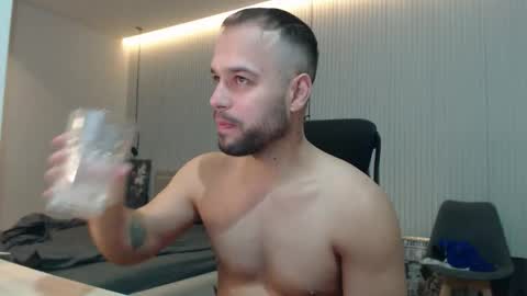 Snapshot of sandro_best chatting on 10/15/25, 08:47 DeAlex online show from 10/15/25, 08:47