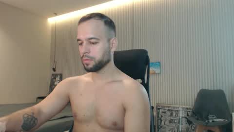 Snapshot of sandro_best chatting on 10/22/25, 08:58 DeAlex online show from 10/22/25, 08:58