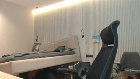 Snapshot of sandro_best chatting on 10/24/25, 10:00 DeAlex online show from 10/24/25, 10:00