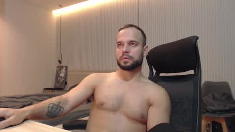 Snapshot of sandro_best chatting on 10/29/25, 03:25 DeAlex online show from 10/29/25, 03:25