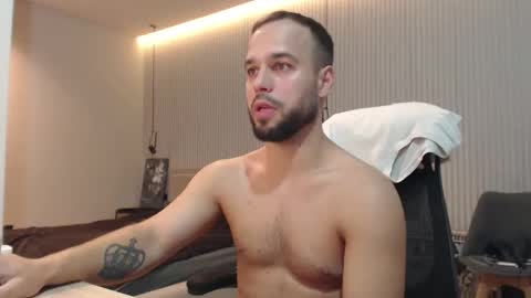 Snapshot of sandro_best chatting on 10/31/25, 10:49 DeAlex online show from 10/31/25, 10:49