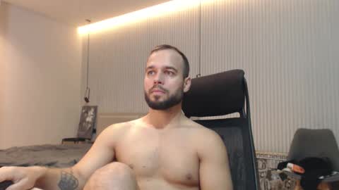 Snapshot of sandro_best chatting on 11/10/25, 03:55 DeAlex online show from 11/10/25, 03:55